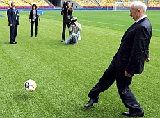 Азаров піарно поганяв м'яча з дітьми