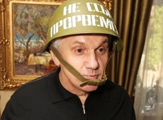 Литвин ховається під каску з написом Не сси, прорвемося!