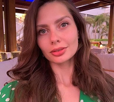 Невістка Омеляна на курорті показала худорляву фігурку в купальнику та синочка 