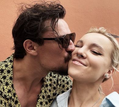 Жінка Цимбалюка у сексі-бікіні попозувала на іспанському узбережжі, а він пожалівся на жирок 