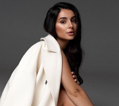 Іменинниця Трінчер знялася в пальті на голе тіло і розказала, про що мріє