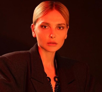 Онопка в жакеті на голе тіло попозувала з цигаркою. ФОТО