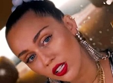 Майлі Сайрус у Києві тікала від копів та світила сідницями. ВІДЕО