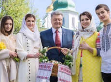 Парад пасок і яєць: Як Порошенко, Клички, Лорак і Кароль із Великоднем вітали