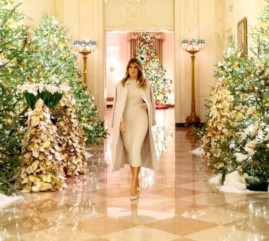 Не то пальто: різдвяний декор Меланії Трамп знову розкритикували в мережі