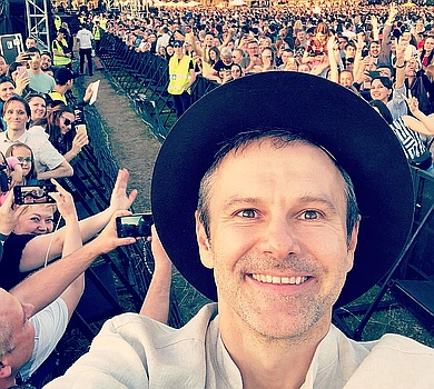 200 тисяч рук та селфі з немовлям: Вакарчук відіграв демократичний концерт на ВДНГ 