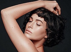 Астаф'єва загорнулася у розкішну сукню та оголила бюст. ФОТО