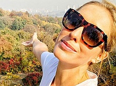 Осадча у халаті та без мейкапу пораділа бабиному літу. ФОТО