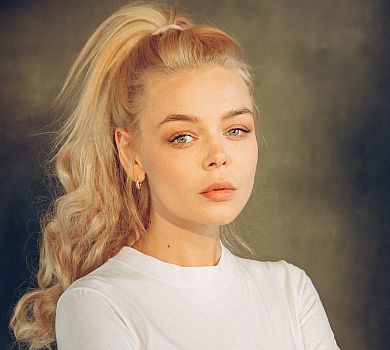 Перший новий рік, там де нас нема: Гросу у чорно-білому кліпі заспівала про розрив стосунків