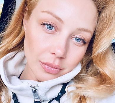 Кароль показала ранкове лице без мейкапу та закликала дівчат фарбувати оченята