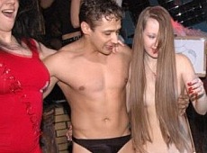 Заступниця кримського міністра розважилася гола зі стриптизерами. ФОТО