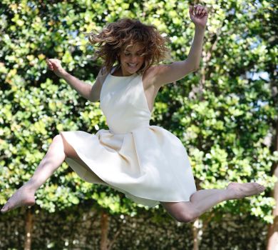 Лопес у білій сукні посвітила ніжками в польоті