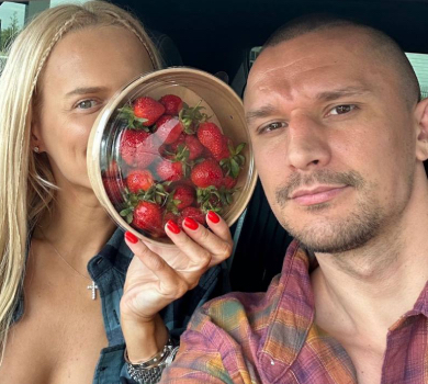 Повністю перевернула життя: Цимбалюк палким цілунком привітав кохану з днем народження