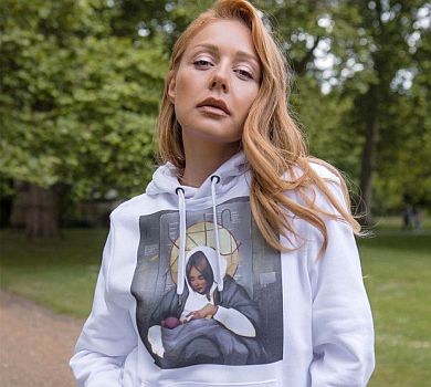 Кароль знялася у футболці з Київською Мадонною та заявила про загнивання російської ковдри