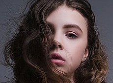 Фреймут показала всіх дітей, а її старша розказала про свої брови