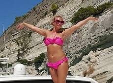 Камалія показала дочок та себе в купальнику у балетній позі