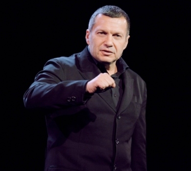 Кривавий басейн та напис убивця: віллу пропагандиста Соловйова в Італії причепурили. ФОТО. ВІДЕО