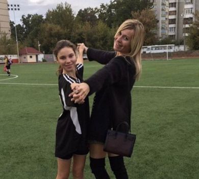 Молодша дочка Суркіса привітала старшу та показалася з нею в Парижі. ФОТО