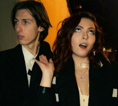 Донька Полякової у квітчастих рюшах притулилася до бойфренда на романтичних ФОТО