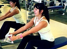 Джамала вигуляла песика у Прилуках та показала, як качає м’язи. ФОТО