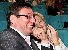 Модні цяцьки Луценка, або У що міністра вдягає дружина 