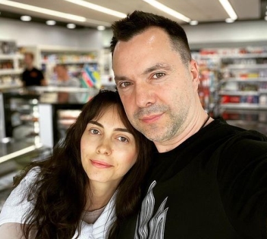 Дружину Арестовича дратувало його лежання на дивані, а він покликав її заміж у під'їзді