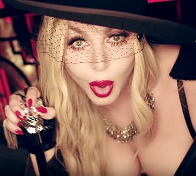 Новий кліп Білик: пестощі з напівголим хлопцем у ліфті та вбивства з популярного серіалу. ВІДЕО