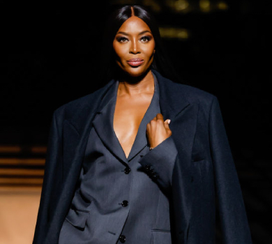 52-річна Наомі Кемпбелл із ефектним декольте продефілювала на Milan Fashion Week