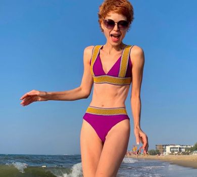 Лебідь посвітила тілом в купальнику та поласувала качаном 