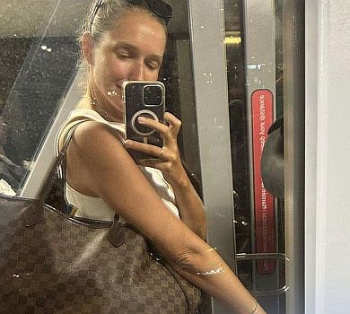 Виделки, пластир та ваги: Осадча показала, що возить у відрядження в 15-річній торбі