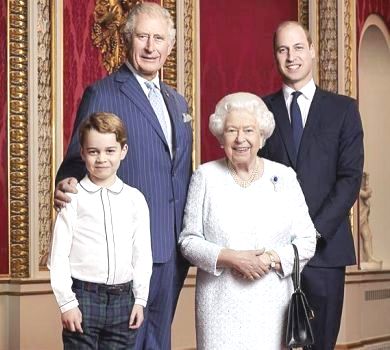 6-річний майбутній король Джордж попозував із прабабою, дідом і татом для офіційного ФОТОпортрету