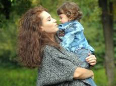 Бережна знялася оголеною і виховує співачку-футболістку