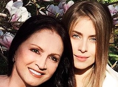 Ротару показала родинну фотосесію на тлі київських магнолій. ФОТО