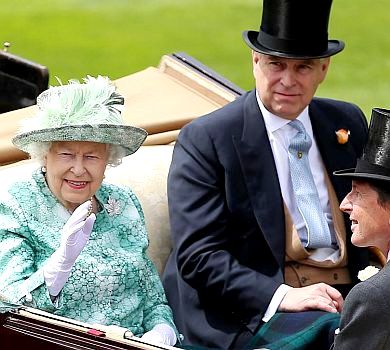 Єлизавета ІІ через секс-скандал позбавила улюбленого сина монарших обов'язків та грошей - ЗМІ