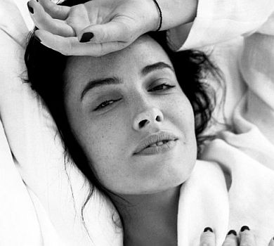 Астаф’єва у ліжку показала чб-ніжності з песиками. ФОТО 