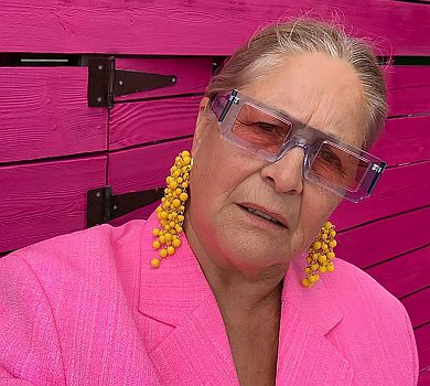 Бабуся французького дизайнера оголила декольте в одязі від онука 