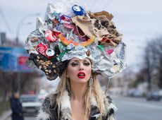 Декольте в режимі фас: студентка Полякова в кліпі отримала сміттєкокошник