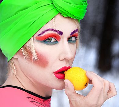 Монро в рожевому розляглася на снігу та зробила камінг-аут 