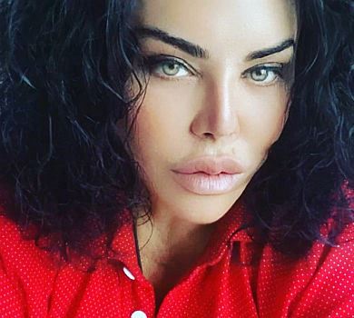 57-річна Байрак показала злостивим равликам своє голе стегно без фотошопу