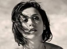 Завальська зобразила пристрасть у смугастому купальнику