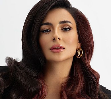 Трінчер у спідничці та асиметричному топі позадирала ноги перед камерою. ФОТО