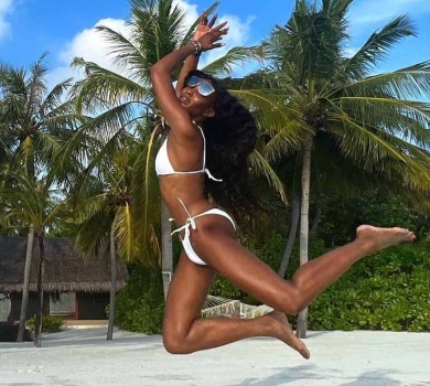 52-річна Кемпбелл на Мальдівах похизувалася фігурою в бікіні. ФОТО 