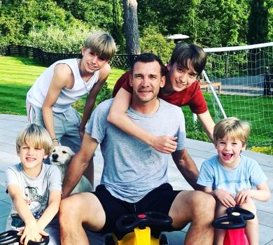 Не футболом єдиним: Шевченко в мережі постить синів та кохану дружину