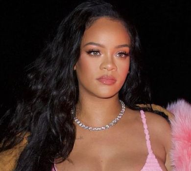 Вагітна Ріанна у чудернацьких окулярах посвітила ніжками у волохатому ультраміні. ФОТО 