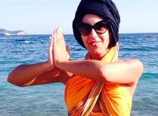 Джамала показала тіло у хустках на пляжі Чорногорії