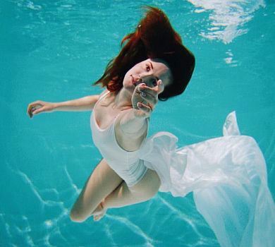 Русалонька Денисенко показалася в чуттєвому підводному фотосеті