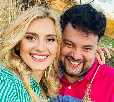 Федишин рожевим фемілі-луком привітала чоловіка з іменинами  