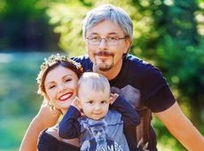 Гендиректор 1+1 знявся з заквітчаною дружиною, сином і песиком. ФОТО