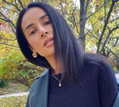 Огнєвіч із тризубом на шиї оголила плече на тлі осіннього парку. ФОТО 