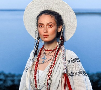 Душа плаче кров'ю: Паш представила проникливий англомовний трек про дітей війни